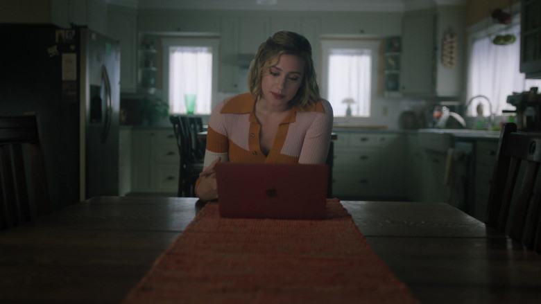 Apple MacBook Laptop Used by Lili Reinhart as Betty Cooper in Riverdale S06E22 Chapter One Hundred and Seventeen Night of the Comet (1)