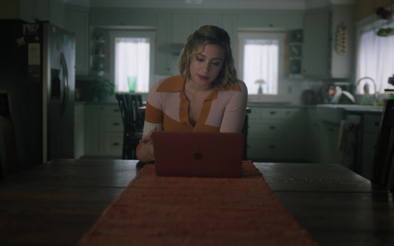 Apple MacBook Laptop Used by Lili Reinhart as Betty Cooper in Riverdale S06E22 Chapter One Hundred and Seventeen Night of the Comet (1)