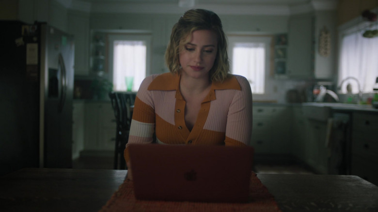 Apple MacBook Laptop Used by Lili Reinhart as Betty Cooper in Riverdale S06E22 Chapter One Hundred and Seventeen Night of the Comet (2)