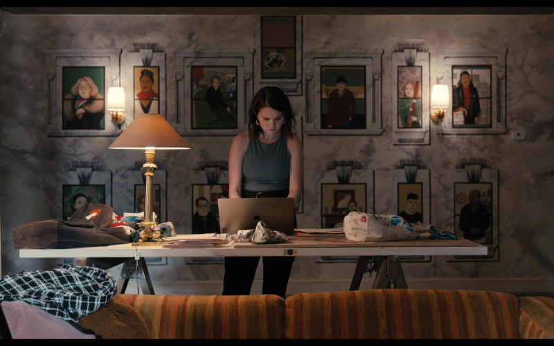 Apple MacBook Laptop Used by Selena Gomez as Mabel Mora in Only Murders in the Building S02E09 Sparring Partners (1)