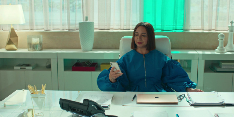 Apple MacBook Laptop and iPhone Smartphone of Maya Rudolph as Molly Novak – Wells in Loot S01E09 Cahoga Lake (2022)