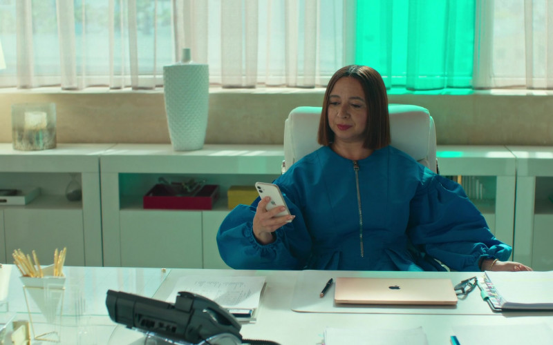 Apple MacBook Laptop and iPhone Smartphone of Maya Rudolph as Molly Novak – Wells in Loot S01E09 Cahoga Lake (2022)