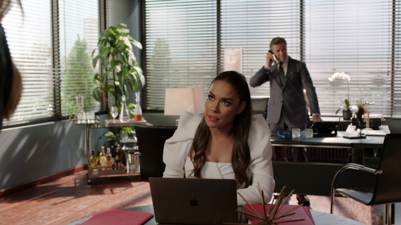 Apple MacBook Laptop in Dynasty S05E18 A Writer of Dubious Talent (2022)
