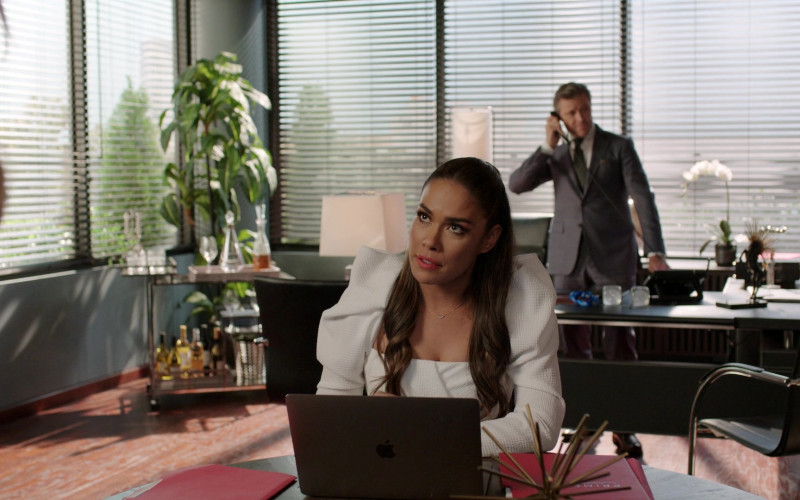 Apple MacBook Laptop in Dynasty S05E18 "A Writer of Dubious Talent" (2022)