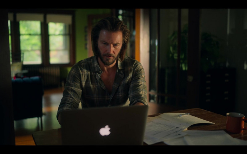 Apple MacBook Laptop in Locke & Key S03E08 Farewell (2022)