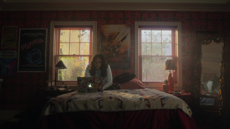 Apple MacBook Laptop in Pretty Little Liars Original Sin S01E05 Chapter Five The Night He Came Home (2022)