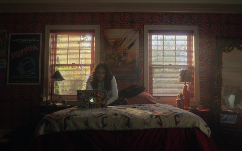 Apple MacBook Laptop in Pretty Little Liars Original Sin S01E05 Chapter Five The Night He Came Home (2022)