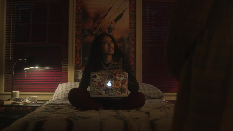 Apple MacBook Laptop in Pretty Little Liars Original Sin S01E07 Chapter Seven Carnival of Souls (2022)