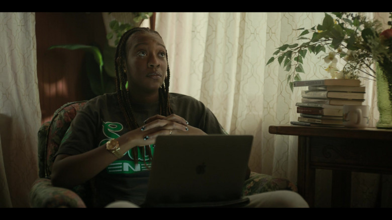 Apple MacBook Laptop in The Chi S05E09 I'm Looking For A New Thing (2022)
