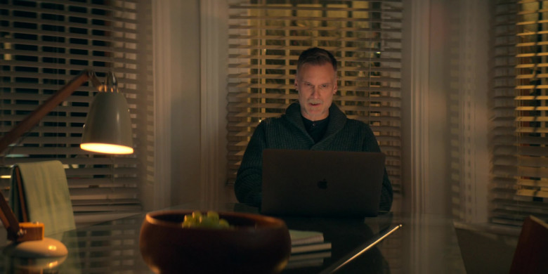 Apple MacBook Laptop in Trying S03E07 What a Banker (1)