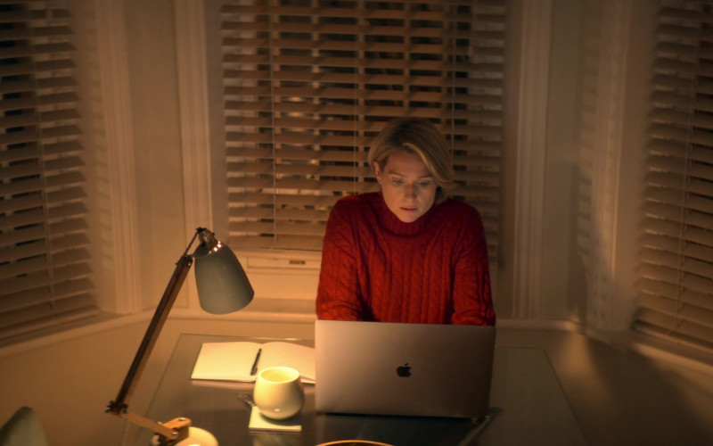Apple MacBook Laptop in Trying S03E07 What a Banker (4)
