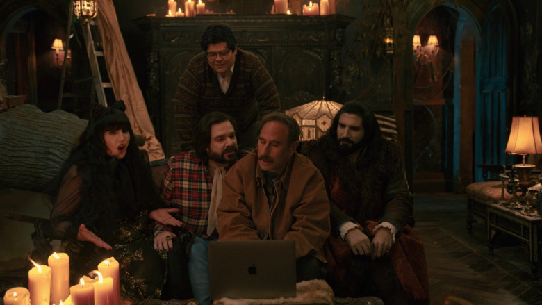 Apple MacBook Laptop in What We Do in the Shadows S04E08 Go Flip Yourself (2)