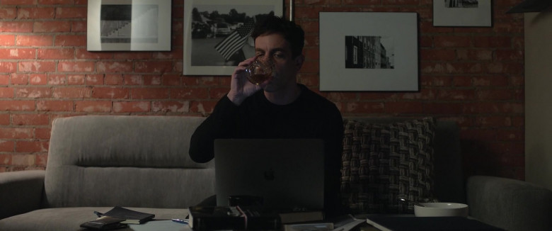 Apple MacBook Laptop of B. J. Novak as Ben Manalowitz in Vengeance (1)