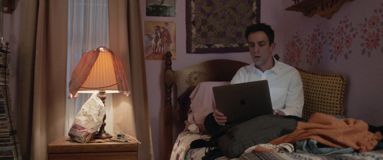 Apple MacBook Laptop of B. J. Novak as Ben Manalowitz in Vengeance (2)