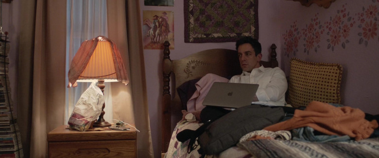 Apple MacBook Laptop of B. J. Novak as Ben Manalowitz in Vengeance (3)