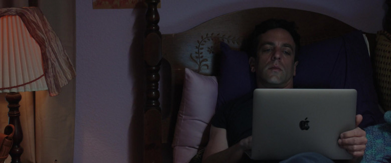 Apple MacBook Laptop of B. J. Novak as Ben Manalowitz in Vengeance (5)