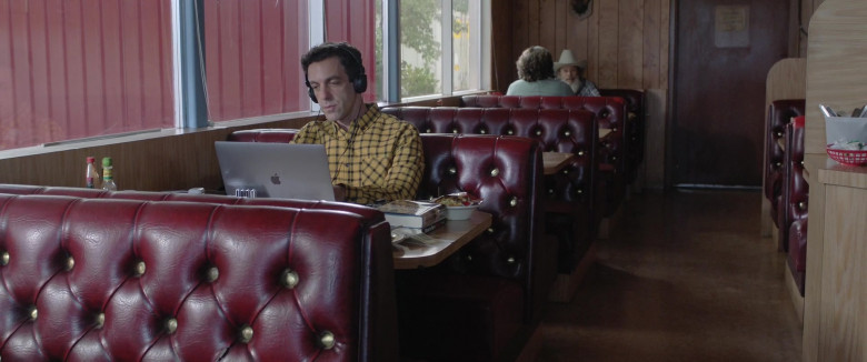Apple MacBook Laptop of B. J. Novak as Ben Manalowitz in Vengeance (6)