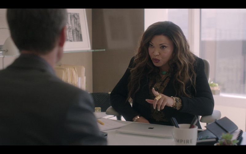 Apple MacBook Laptop of Tisha Campbell as Suzanne Prentiss in Uncoupled S01E06 Chapter 6 (2022)