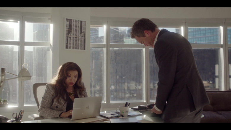 Apple MacBook Laptops Used by Cast Members in Uncoupled S01E04 Chapter 4 (1)