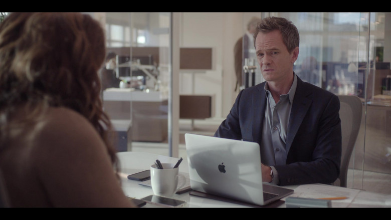 Apple MacBook Laptops Used by Cast Members in Uncoupled S01E04 Chapter 4 (5)