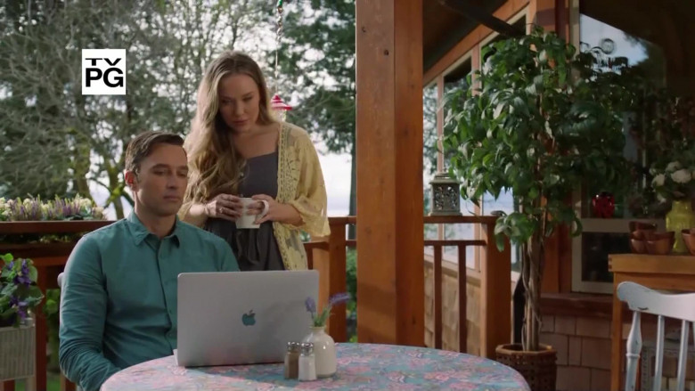 Apple MacBook Laptops in Chesapeake Shores S06E01 The Best Is Yet to Come (1)
