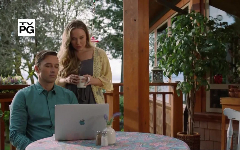 Apple MacBook Laptops in Chesapeake Shores S06E01 The Best Is Yet to Come (1)