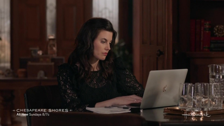 Apple MacBook Laptops in Chesapeake Shores S06E01 The Best Is Yet to Come (2)