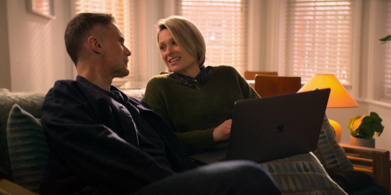 Apple MacBook Laptops in Trying S03E06 Feelings Are the Worst (1)