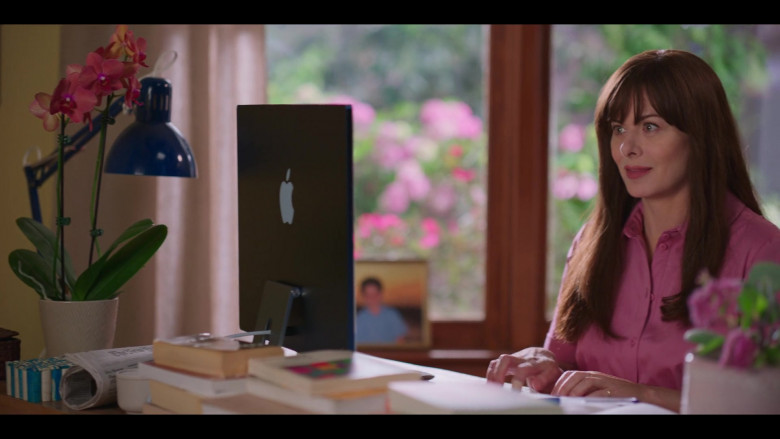 Apple iMac 24-inch M1 chip AIO Computer Used by Debra Messing as Jessica Goldman in 13 The Musical (2022)