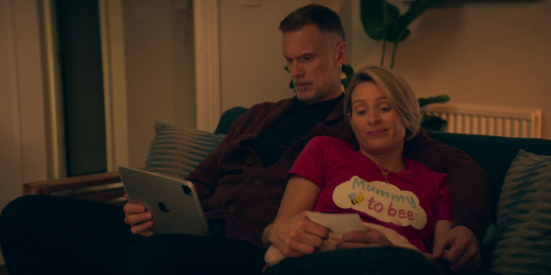 Apple iPad Tablet in Trying S03E05 Pick a Side (2022)