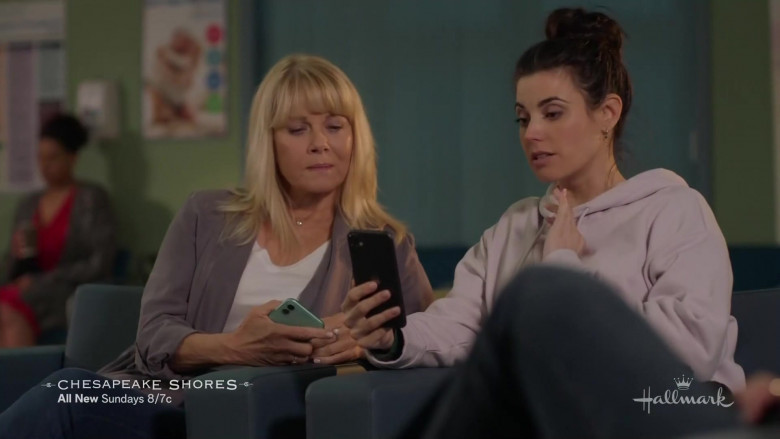 Apple iPhone Smartphones in Chesapeake Shores S06E01 The Best Is Yet to Come (2)