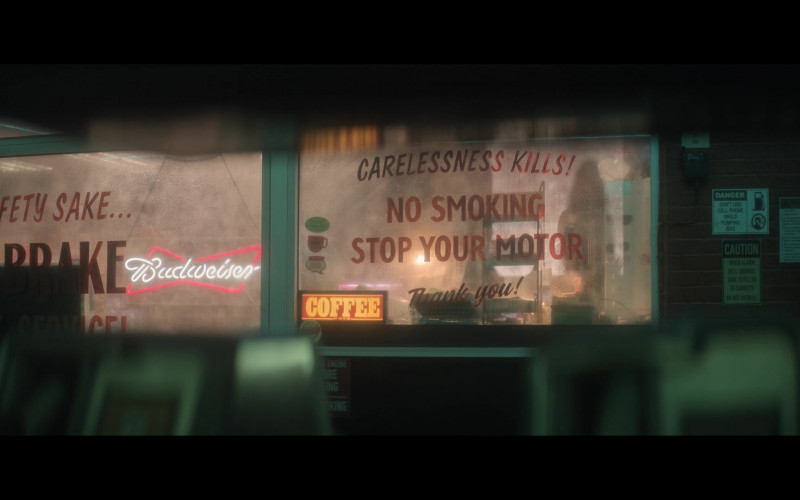 Budweiser Beer Neon Sign in The Sandman S01E04 A Hope in Hell (1)