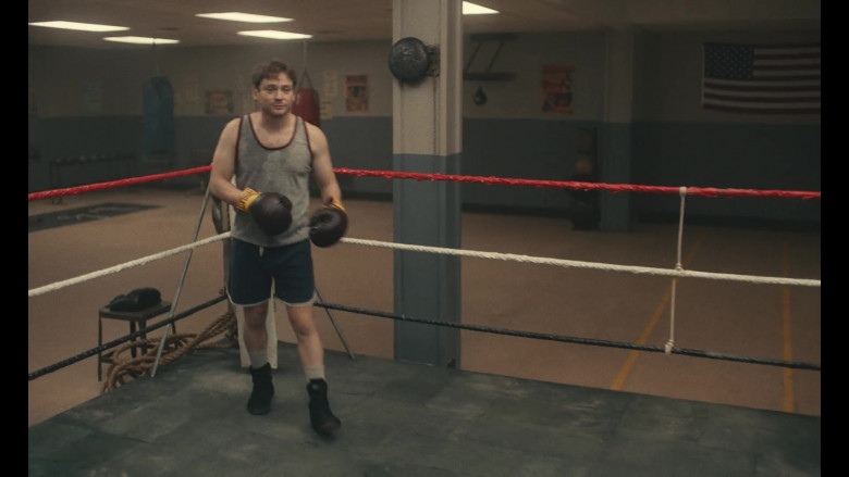 Everlast Boxing Gloves in Mike S01E01 Thief (2022)