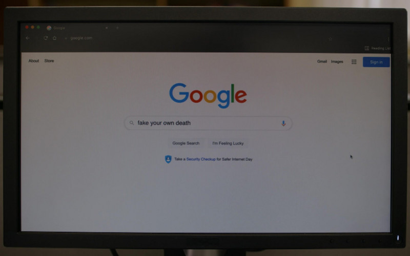 Google WEB Search Engine in Kevin Can Fk Himself S02E01 Mrs. McRoberts Is Dead (2022)
