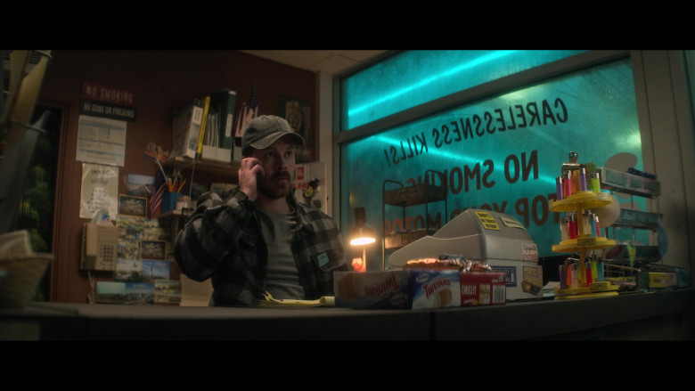 Hostess Twinkies, Cheez-It Crackers and Clipper Pocket Lighters in The Sandman S01E04 A Hope in Hell (2022)