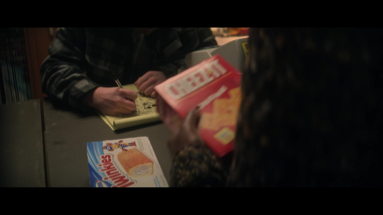 Hostess Twinkies and Cheez-It Crackers in The Sandman S01E04 A Hope in Hell (2022)
