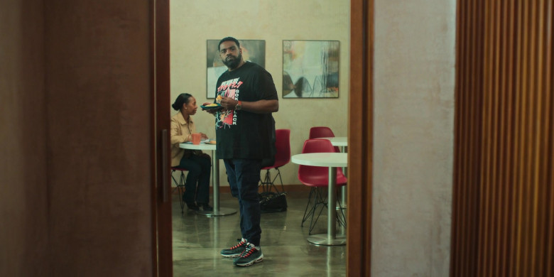Nike Air Max 95 Sneakers of Ron Funches as Howard in Loot S01E09 Cahoga Lake (2022)