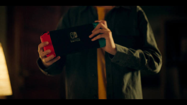 Nintendo Switch Console in Locke & Key S03E05 Siege (2)