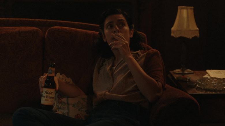 Pabst Blue Ribbon Beer in A League of Their Own S01E06 Stealing Home (11)