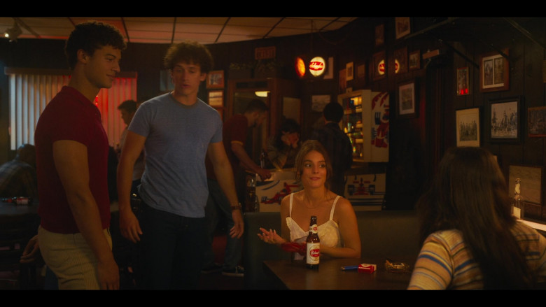 Schaefer Beer Bottle and Sign in Bridge and Tunnel S02E04 Dance the Night Away (2022)