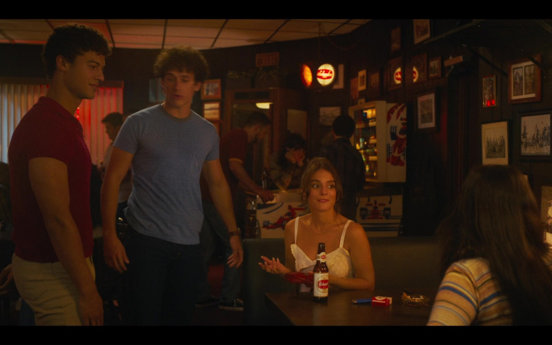 Schaefer Beer Bottle and Sign in Bridge and Tunnel S02E04 Dance the Night Away (2022)