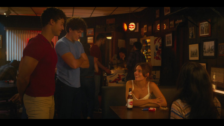Schaefer Beer Enjoyed by Caitlin Stasey as Jill Shore in Bridge and Tunnel S02E04 Dance the Night Away (2)