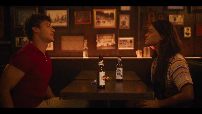 Schaefer and Pabst Blue Ribbon Beer Bottles in Bridge and Tunnel S02E04 Dance the Night Away (1)