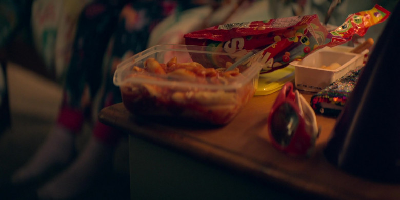 Skittles Candies in Trying S03E07 What a Banker (2022)