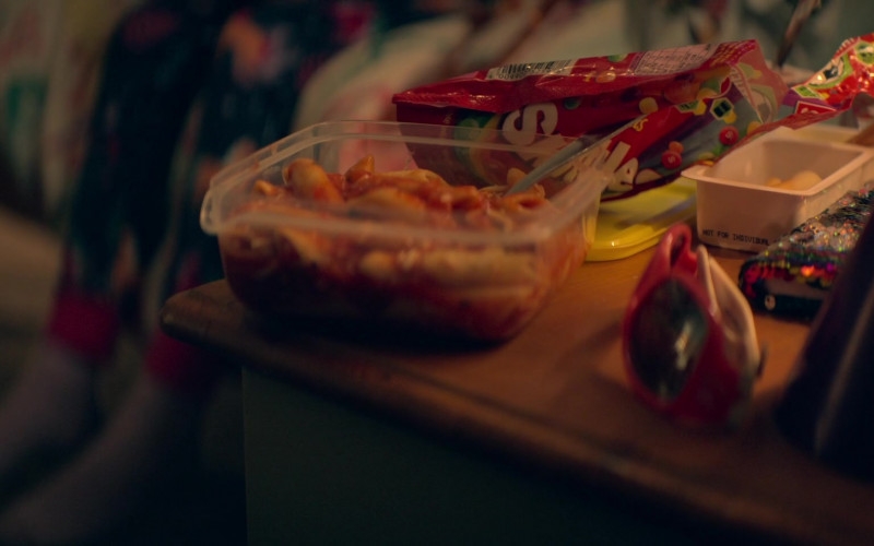 Skittles Candies in Trying S03E07 What a Banker (2022)