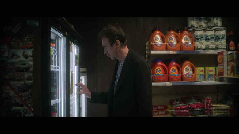Tide Laundry Detergents and Lipton Iced Tea in The Sandman S01E04 A Hope in Hell (2022)