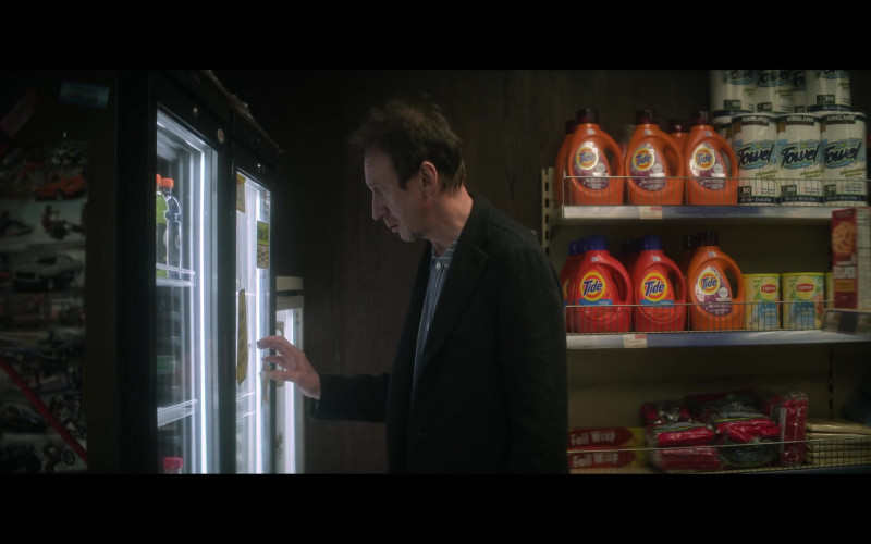 Tide Laundry Detergents and Lipton Iced Tea in The Sandman S01E04 A Hope in Hell (2022)