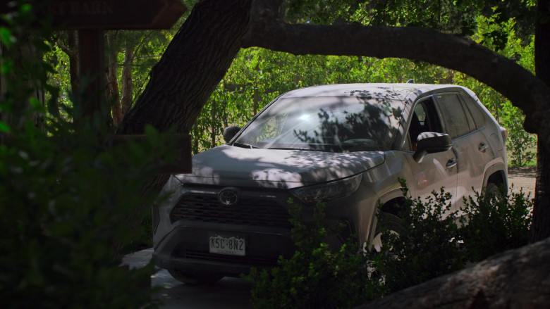 Toyota SUV in Never Have I Ever S03E10 …lived the dream (1)