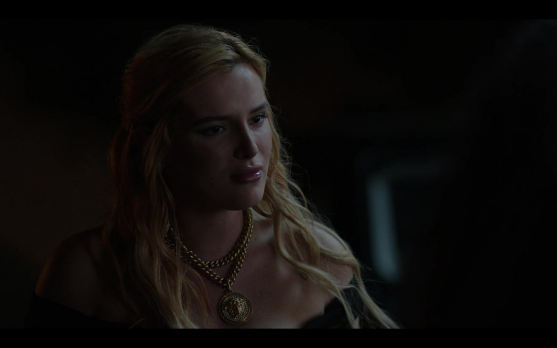 Versace Medusa Necklace of Bella Thorne in American Horror Stories S02E03 Drive (2022)