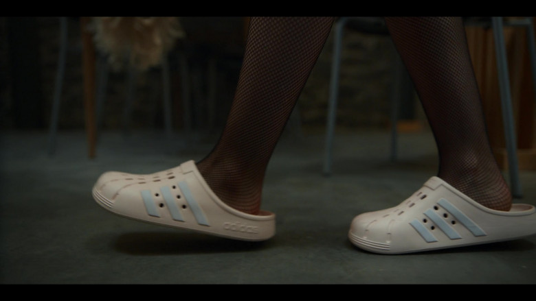 Adidas Adilette Clog Slide Sandals of Sadie Soverall as Beatrix in Fate The Winx Saga S02E01 Low-Flying Panic Attack (1)